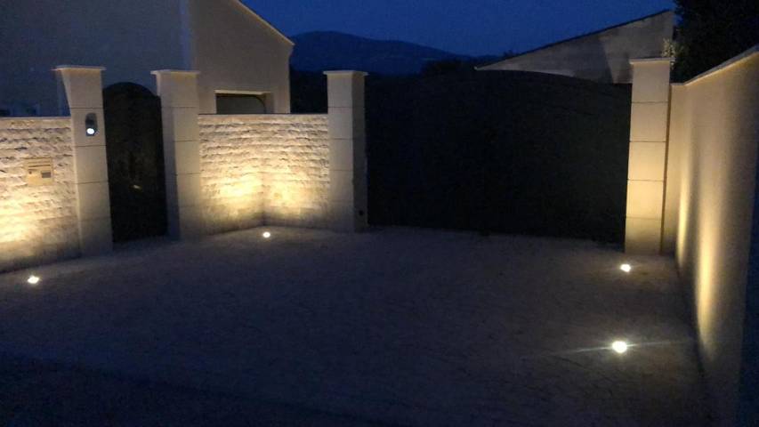 Location de vacances pour 6 personnes, avec terrasse ainsi que vue et piscine à Crestet - 2