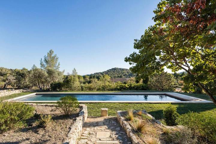 Location de vacances pour 13 personnes, avec piscine et terrasse ainsi que vue et jardin à Les Baux-de-Provence - 2