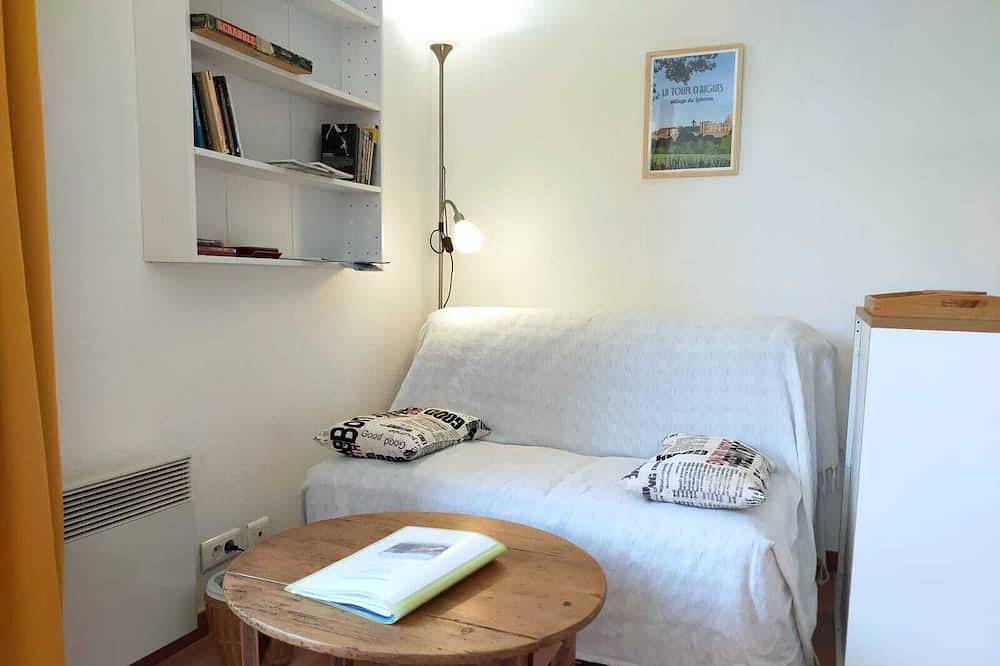 Appartement entier, Studio au pied du Luberon au calme avec les oiseaux et les écureuils in Pertuis, Parc naturel régional du Luberon