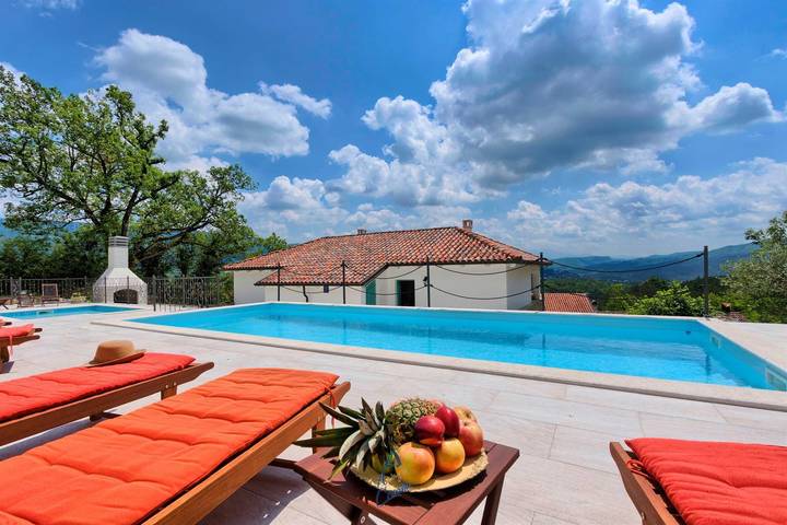 Ferienhaus für 14 Personen, mit Balkon und Balkon/Terrasse sowie Terrasse und Pool in Buzet