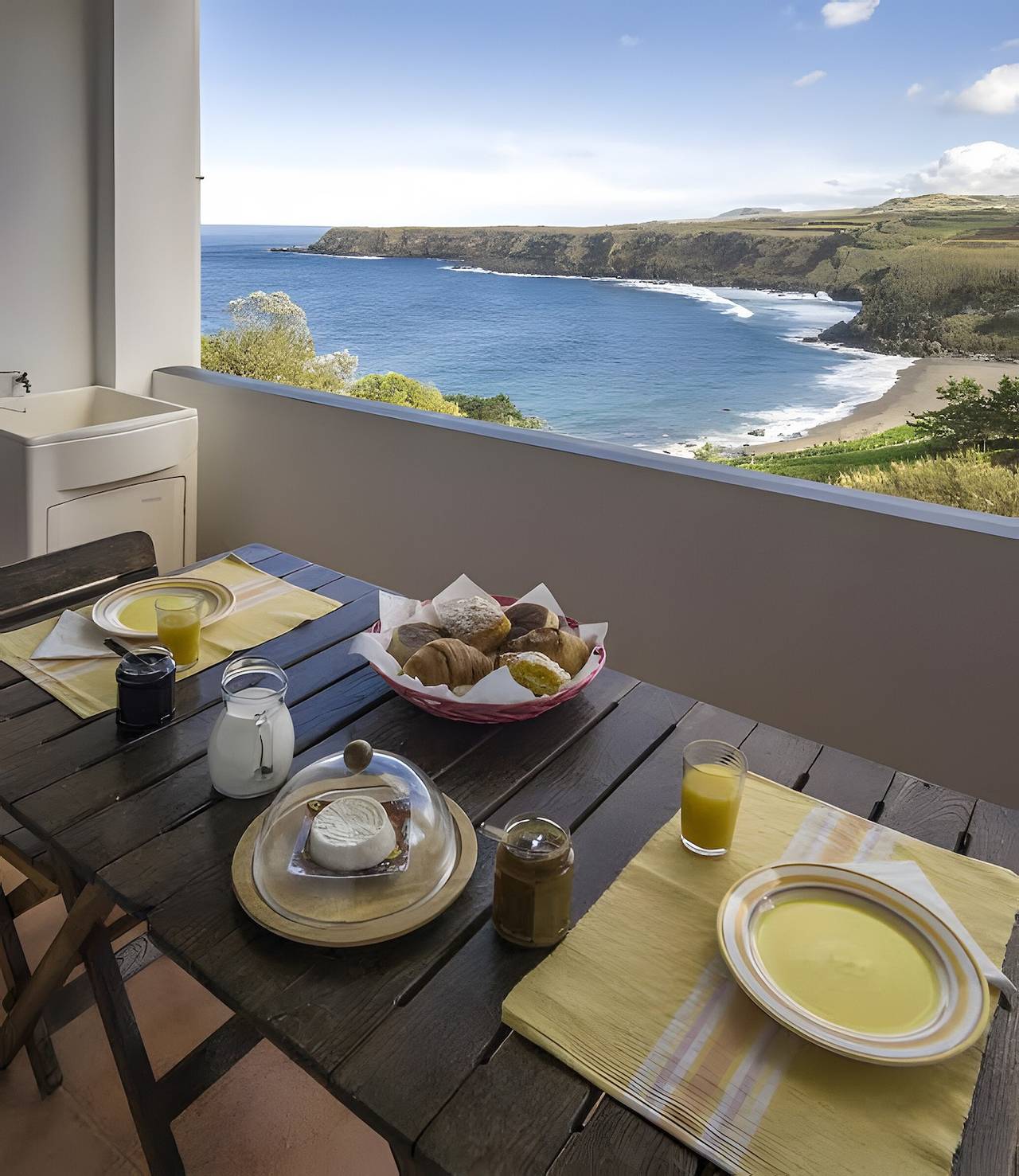 Entire apartment, Apartment 'Beach House - Mountain and Ocean' with Sea View, Balcony and Wi-Fi in São Miguel Island, Porto Formoso