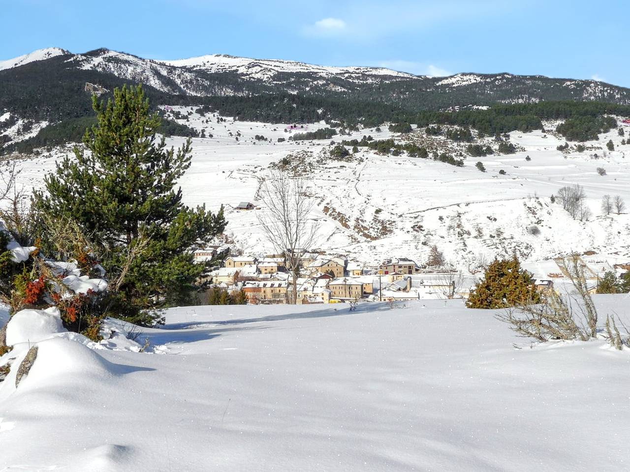 Entire apartment, Charming apartment with lake and mountain view – 75 m² in Fontrabiouse, Parc naturel régional des Pyrénées catalanes