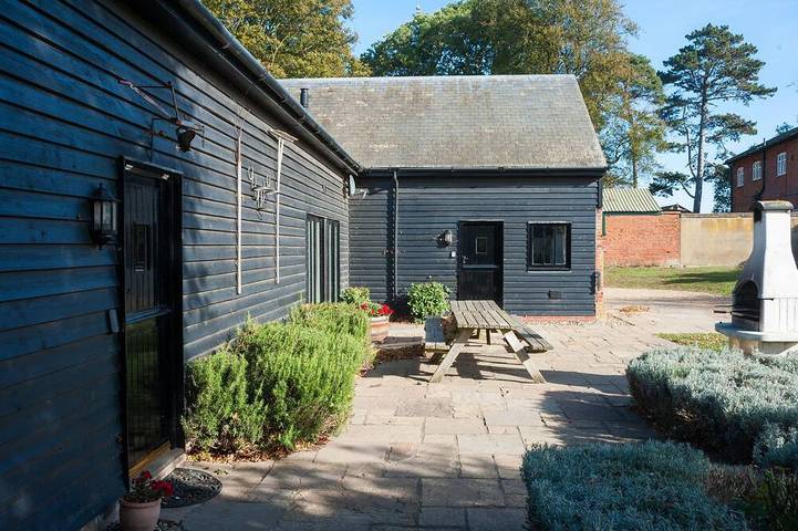 Holiday rental for 16 people, with terrace and hot tub as well as garden, with pets in Suffolk