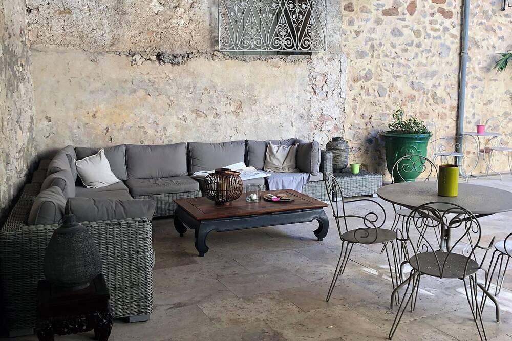 Renovated stone building - 4 luxury apts each on-suite in Sw France wine village in Roujan, Region de Béziers