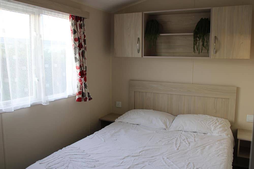 Cosy beachfront getaway in West Mersea- fishing, golf & swimming pool onsite in Mersea Island, Colchester
