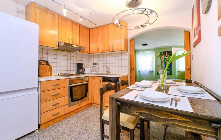 Charmante 2-Zimmer-Wohnung mit Terrasse und malerischer Aussicht, 2 km vom Strand von Valdarke entfernt in Veli Losinj, Lošinj (Kvarner Bucht)