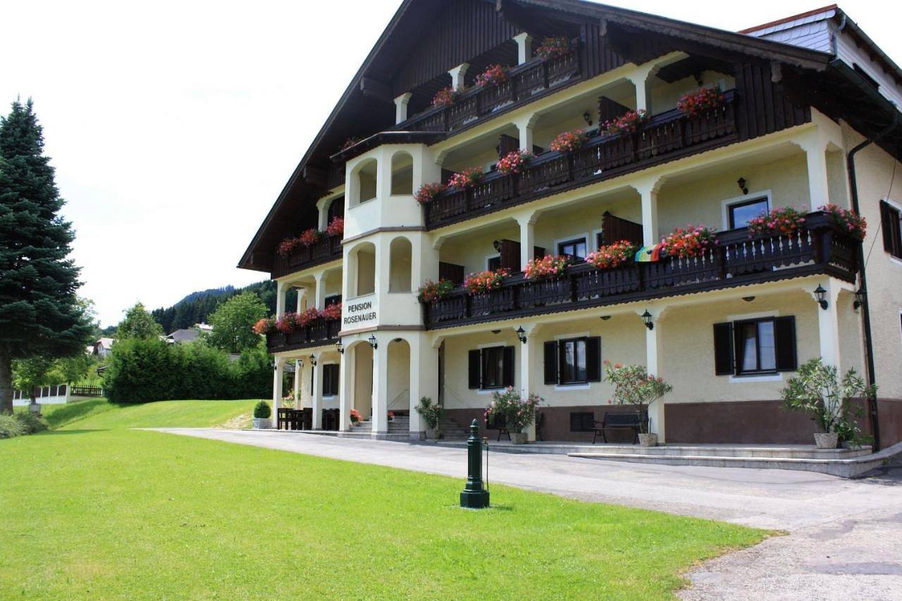 Haus Rosenauer Zimmer & Ferienwohnungen in Nußdorf am Attersee, Attergau