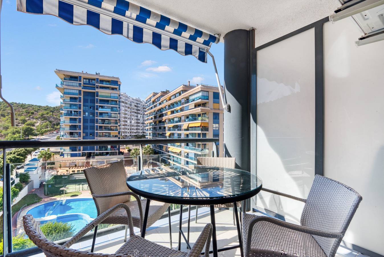 Apartamento entero, Apartamento 'Tamarindo Playa y Montaña' con vistas a la montaña, Wi-Fi y aire acondicionado in La Cala de Finestrat, Villajoyosa