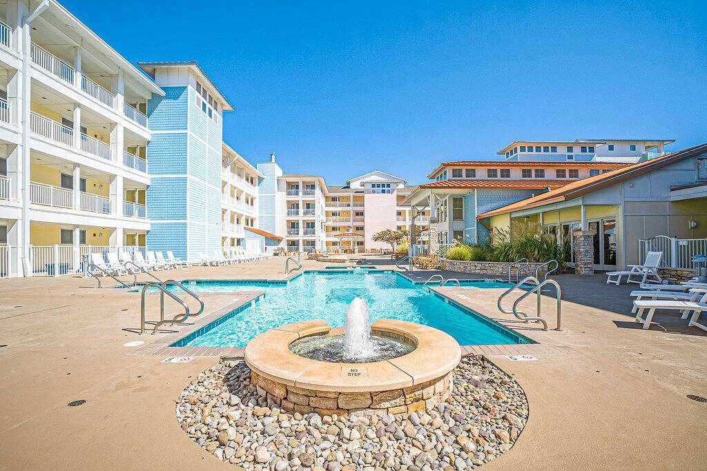 Ganze Wohnung, 2nd-floor condo with views of the ocean, balcony, outdoor pool, gym & Ac in Sandbridge, Virginia Beach