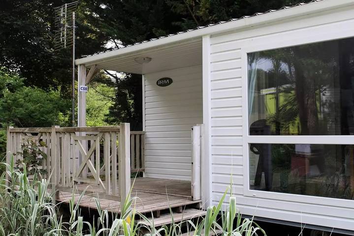 Camping pour 4 personnes, avec terrasse et piscine, animaux acceptés