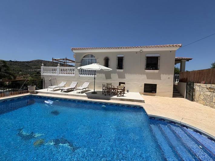 Apartamento para 5 personas, con Terraza y Jardín además de Piscina y Vistas en Monda