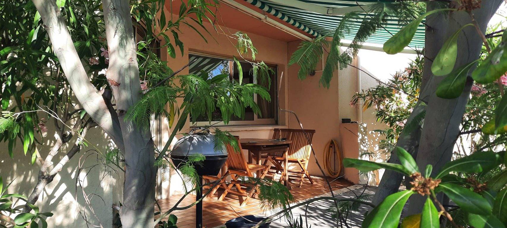 Appartement entier, Rez-de-jardin climatisé, 200 m plage et commerces in Sagone, Vico