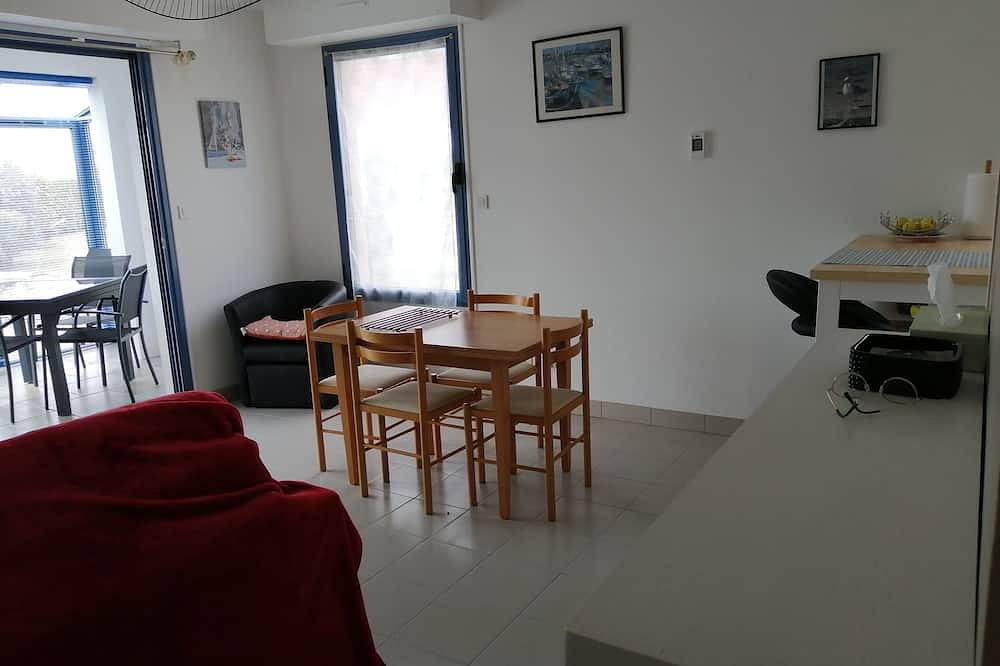 Entire apartment, Bright, sea-view apartment with direct beach access in Roscoff, Ceinture Dorée
