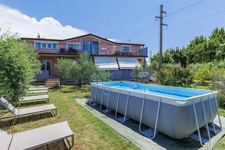 Location de vacances pour 10 personnes, avec jardin et piscine dans Petrovija