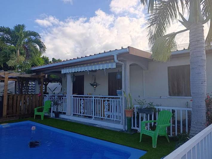 Location de vacances pour 7 personnes, avec sauna et terrasse ainsi que jardin et piscine, animaux acceptés dans Sainte-Anne (Reunion)