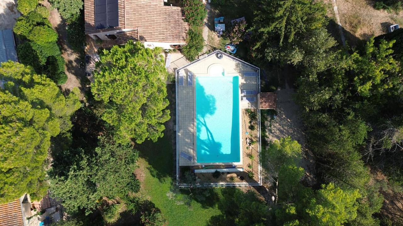 Gîte 6 pers en Provence avec grande piscine partagée avec 2nd gîte - 6 pers house in Provence with a large swimming pool to be shared with a 2nd house in Cornillon-Confoux, Côte méditerranéenne (France)