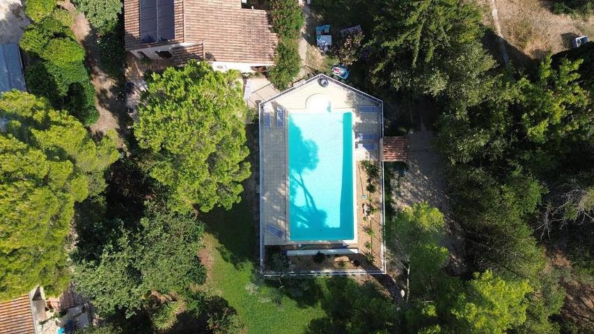 Location de vacances pour 6 personnes, avec vue ainsi que piscine et jardin à Cornillon-Confoux - 4