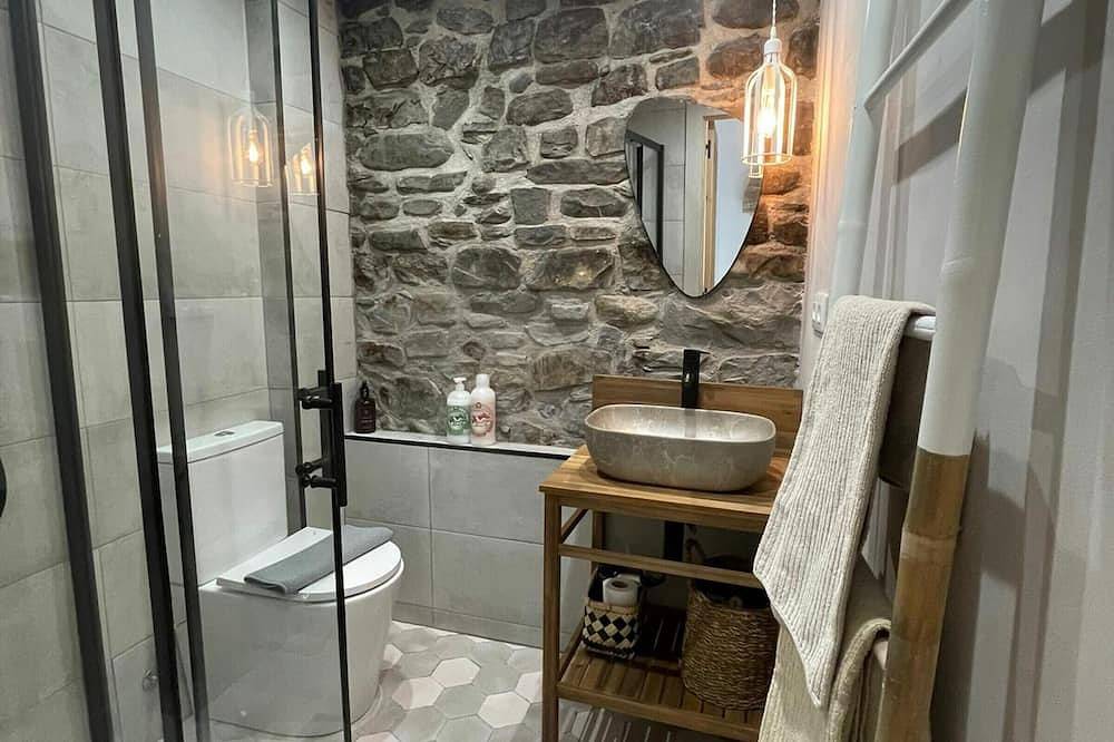Entire apartment, Cozy Mountain Apartment in Central Villanúa – Sleeps 4, Fully Renovated in Villanúa, Spanish Pyrenees