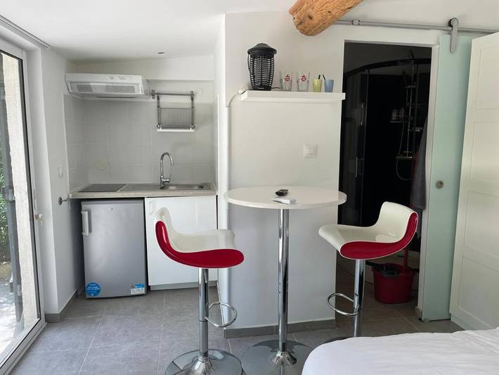 Location de vacances pour 2 personnes, avec jardin ainsi que terrasse et piscine à Auriol - 2
