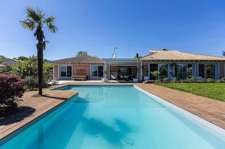 Location de vacances pour 10 personnes, avec Piscine à Carignan-de-Bordeaux