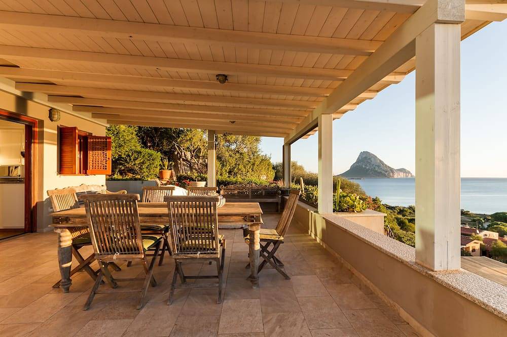 Appartamento intero, Vista stupenda vicino alla spiaggia con grande veranda panoramica casa Molara in Porto Taverna, Loiri Porto San Paolo