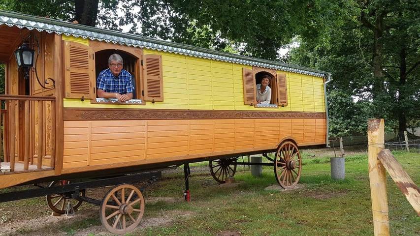 Location de vacances pour 2 personnes, avec vue sur le lac et jardin ainsi que vue et terrasse à Grosbreuil - 4