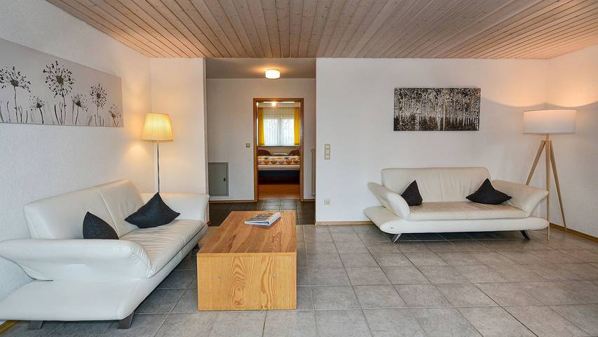 Vacation rental for 4 people, with lake view and yard in Bavarian Swabia