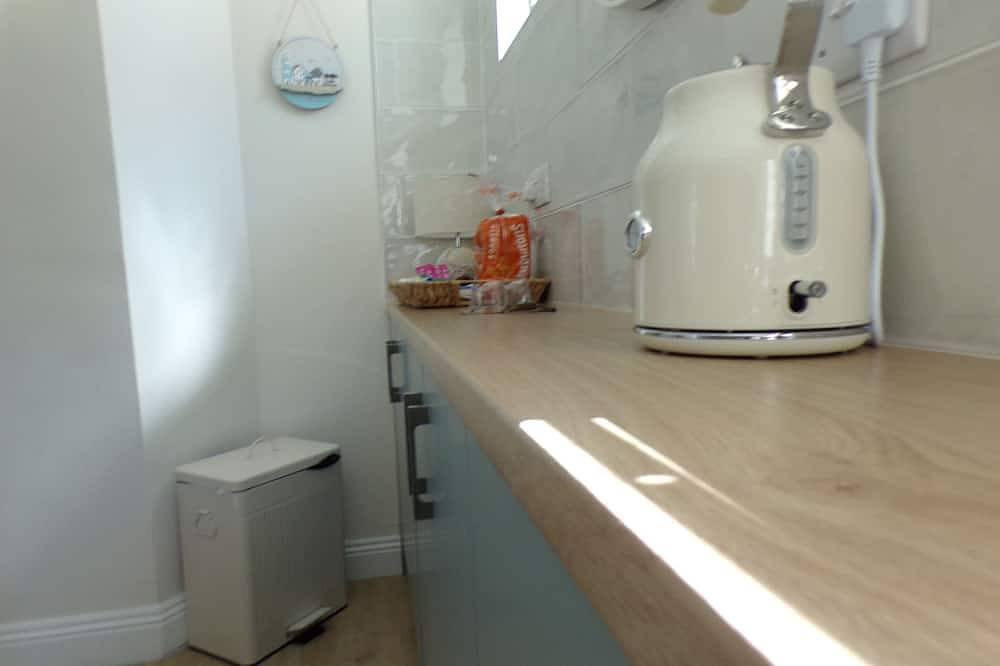 Entire apartment, Luxury Ground Floor Apartment opposite the Beach in Barton on Sea, Hampshire