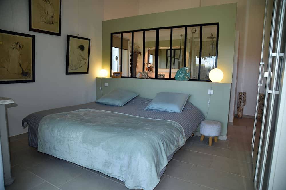 Large pretty villa 200m2, Ac, garden, swimming pool, Luberon 100 m in Maubec, Parque natural regional del Luberon