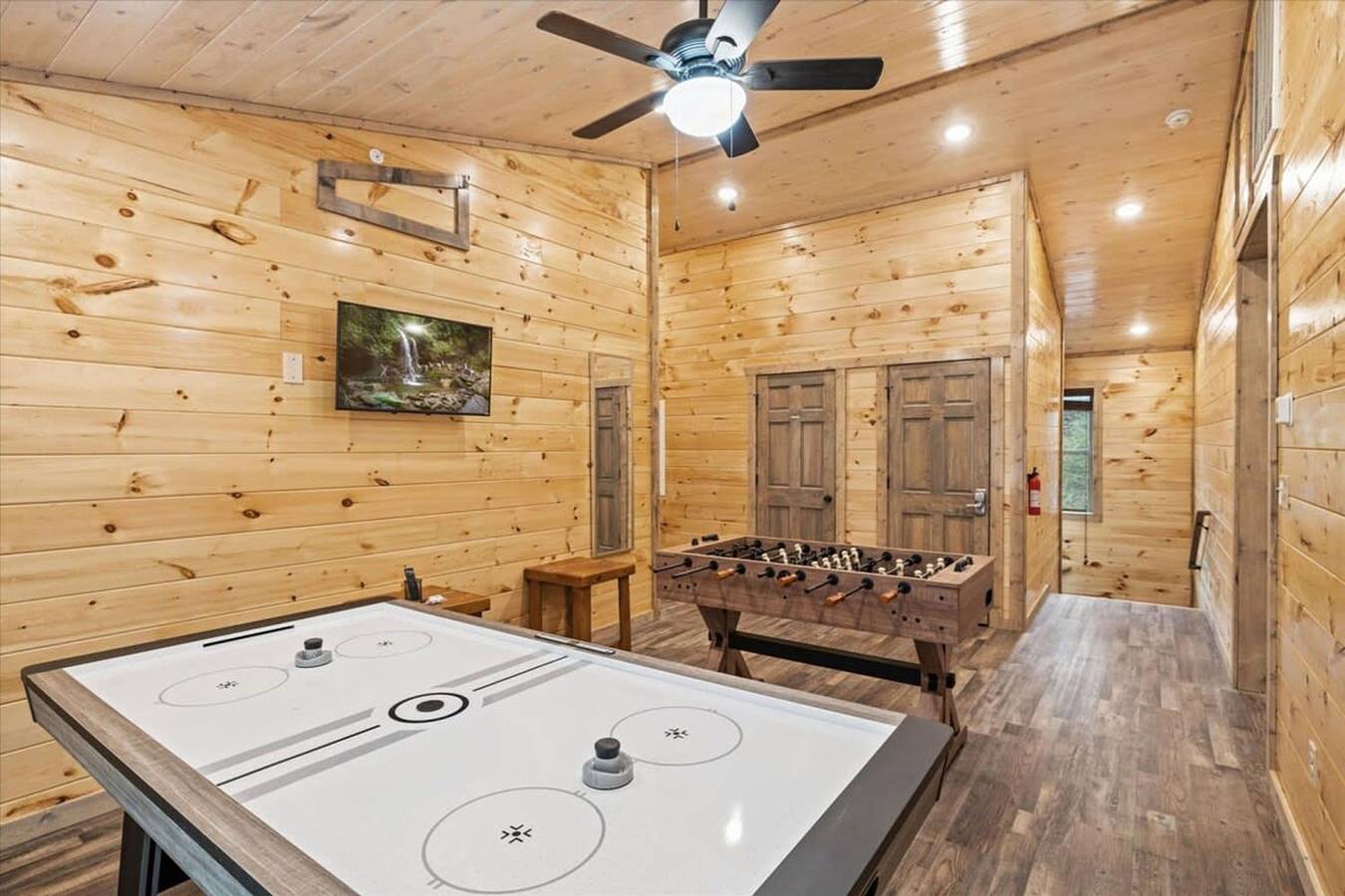 Apartamento inteiro, New - 1 Location Cabin Pool Hot Tub Arcade Hl in Gatlinburg, Condado de Sevier