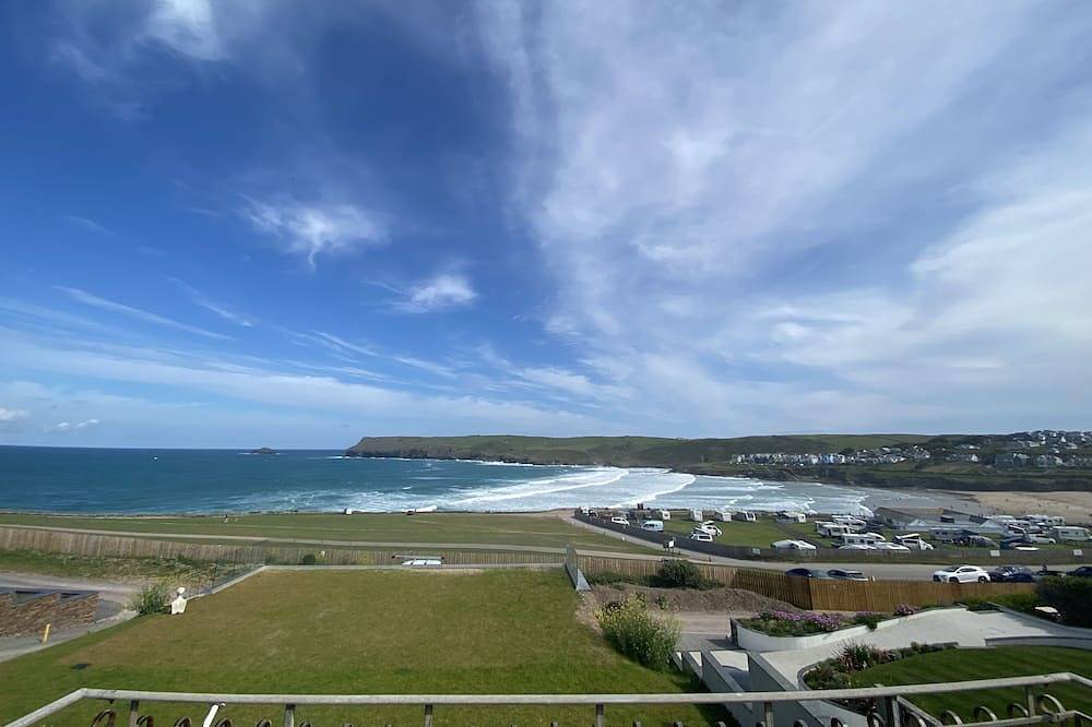 Stunning sea views and sunsets 4 min from beach and surfing.  Sleeps 12 in St Minver Lowlands, Pentire Point - Widemouth