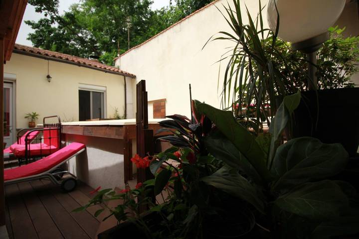 Gîte pour 4 personnes, avec piscine ainsi que jardin et terrasse