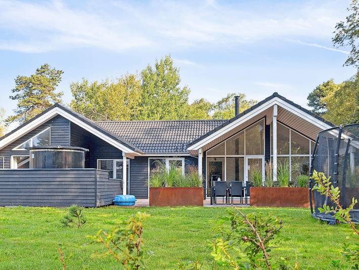 Ferienhaus für 14 Personen, mit Terrasse und Pool, kinderfreundlich in Marielyst