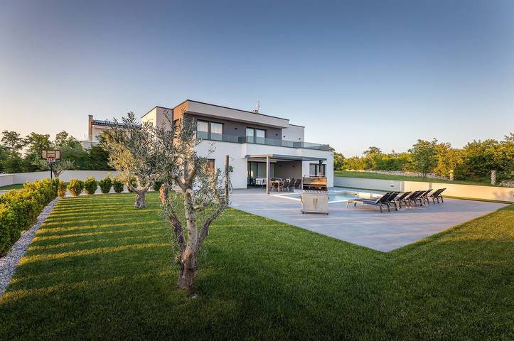 Villa for 10 people, with garden and balcony as well as pool in Istria