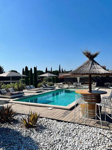 Chambre d’hôte pour 2 personnes, avec piscine et jacuzzi ainsi que sauna et jardin à Orgone