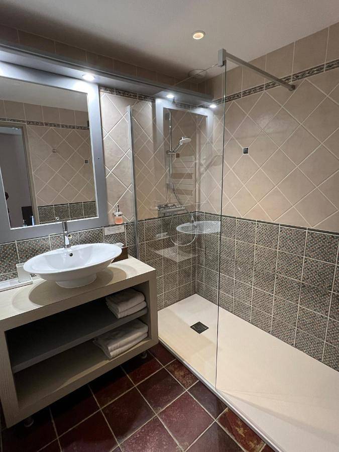 Hôtel pour 2 personnes, avec piscine ainsi que vue et jardin, animaux acceptés à Aragon - 4