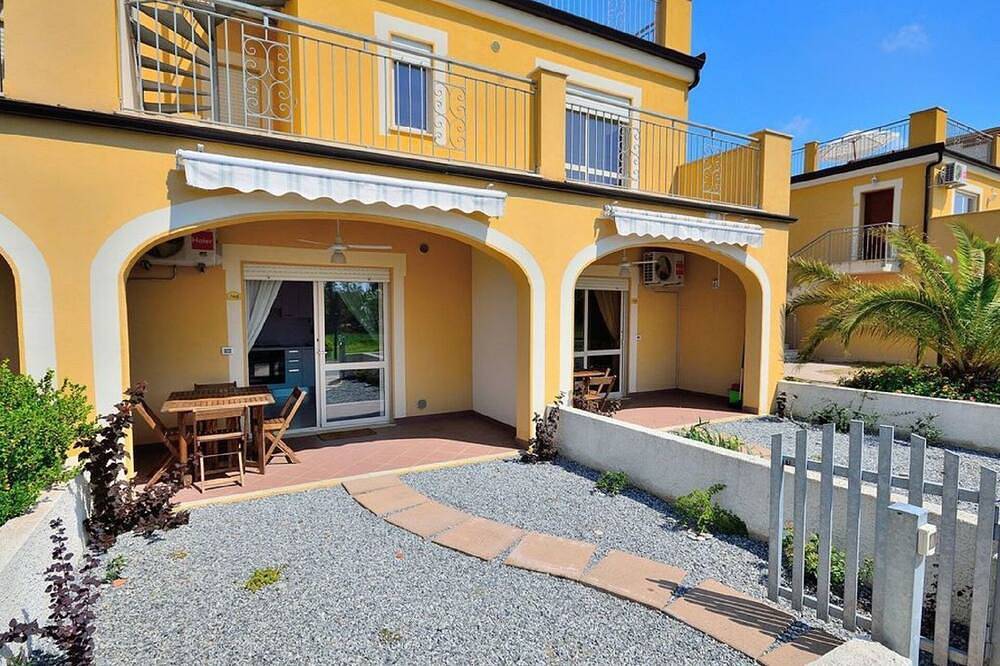 Entire apartment, Blue Bay; a comfortable one-bedroom ground floor apartment with communal pool in Contrada Difesa, Pizzo