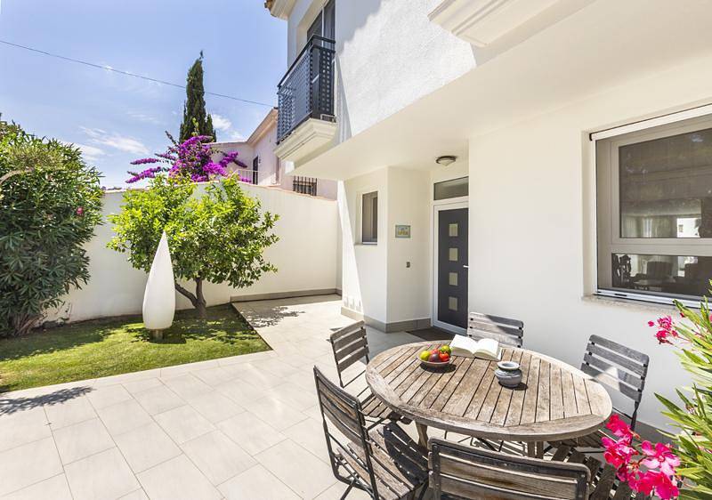 Villa moderna al canal con 4 dormitorios, piscina (climatizada con suplemento) y amarre. in Ampuriabrava, Alt Empordà