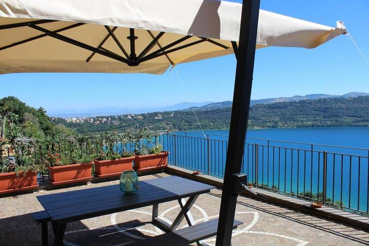 Appartamento per 5 persone, con terrazza e vista lago nonché panorama in Castel Gandolfo