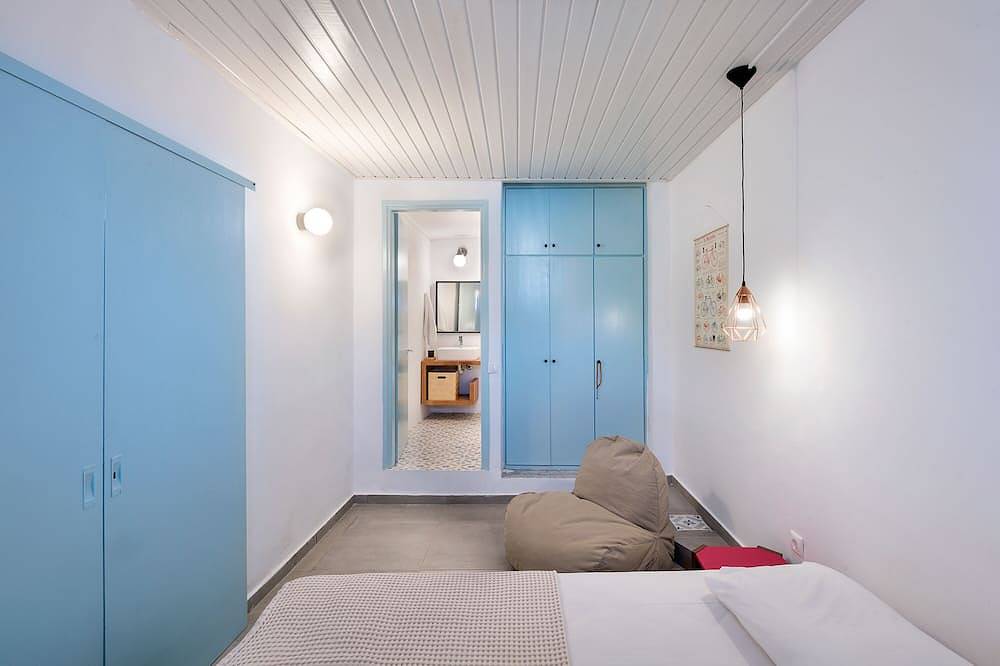 Ground floor of renovated townhouse with large veranda in Poros Stadt, Poros