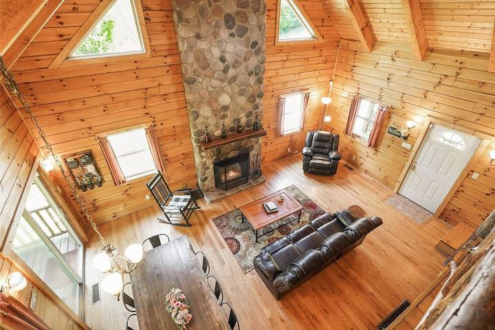 Vacation rental for 8 people, with hot tub and balcony as well as yard, with pets in Hocking Hills