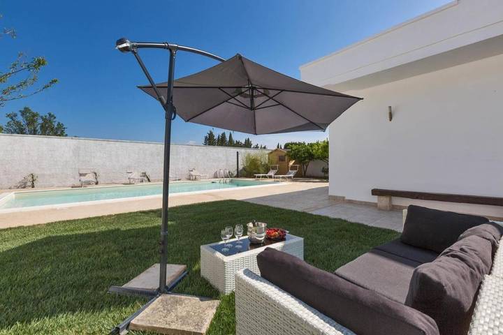 Casa vacanza per 10 persone, con Terrazza e Giardino nonché Piscina e Panorama a Novoli