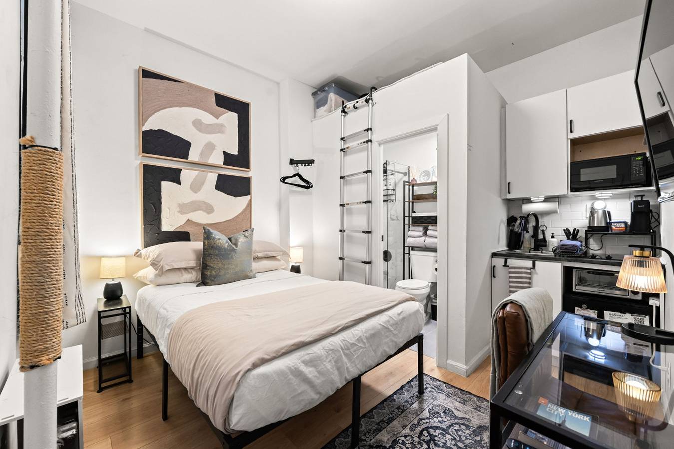 Entire apartment, Cozy Times Square Studio, Prime Location! in Manhattan, New York City