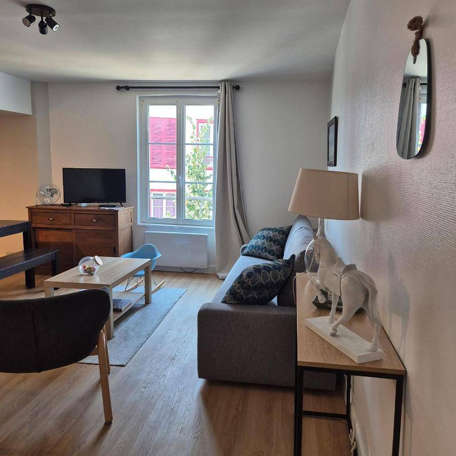 Appartement entier, One-Bedroom Apartment in Illiers-Combray, Région de Chartres