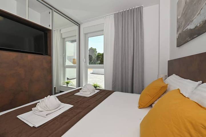 Villa für 20 Personen, mit Balkon in Novalja