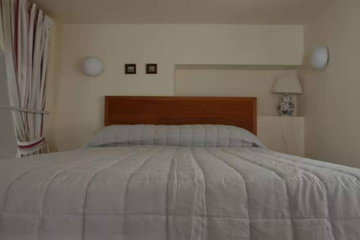 Ganze Wohnung, Apartment mit privatem Garten im italienischen Stil, nur wenige Schritte vom See entfernt. in Bellagio, Gemeinde Bellagio