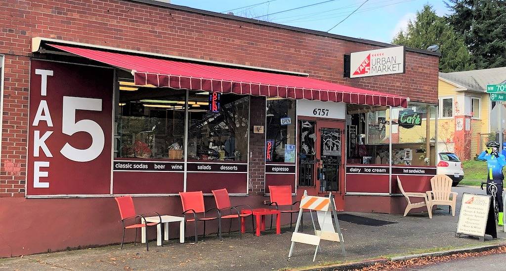 Hot Tub Fully Fenced Yard Spacious Bungalow Perfect for Families in Seattle, King County