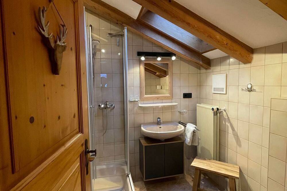 Ganze Wohnung, \"Platzhirsch\" Fewo/Wohn-Schlafraum/Dusche, Wc - Elisabeth, Landhaus in Krün, Bayerische Alpen