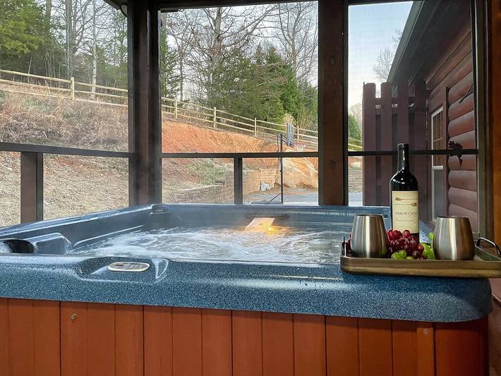 Vacation rental for 34 people, with yard and hot tub, with pets in Wears Valley