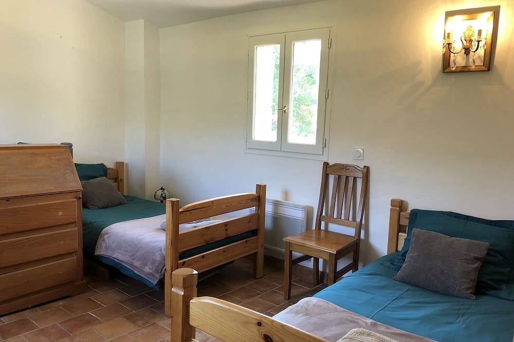 House with a magical view of the medieval village of Coursegoules. 30 min from the beaches in Coursegoules, Région de Cannes